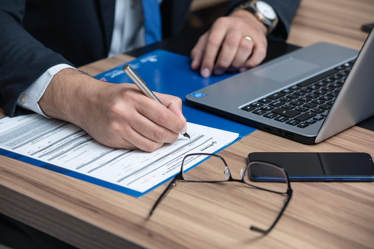 trouvez un avocat d'affaires compétent pour accompagner votre entreprise dans toutes ses démarches juridiques : conseils, contrats, création de société, fusions et acquisitions.